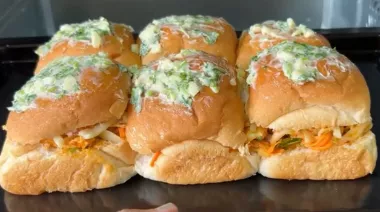 Cheesy veg paneer garlic pull-apart buns with stuffing